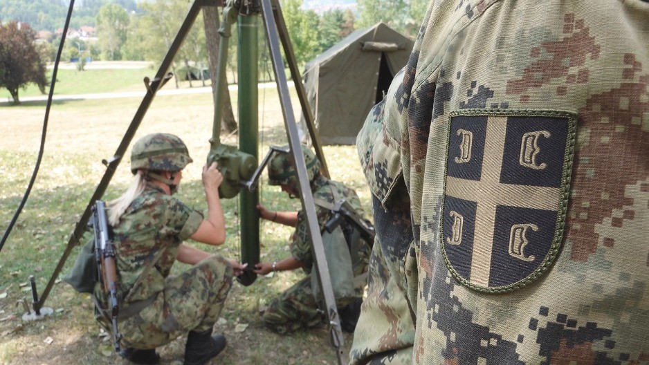 Da imaju od 19 do 30 godina, da su psihofizički zdravi a ko se prijavljuje za oficira mora imati i završen fakultet